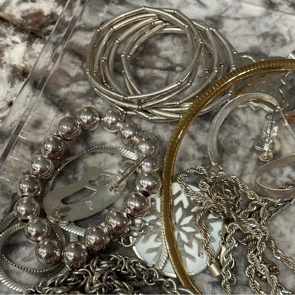 COPY - Vintage 2 Modern Large Lot Of Silver & Gold Tone Jewelry - Picture 8 of 8